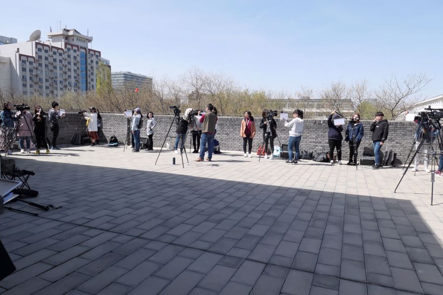 北京大學新聞與傳播學院廣播電視學系同學上課情況。